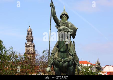 Statue von Vímara Peres (gilt als erster Graf von Portugal), Kirchturm Torre dos Clérigos im Hintergrund, Ribeira, Porto/Porto, Portugal Stockfoto