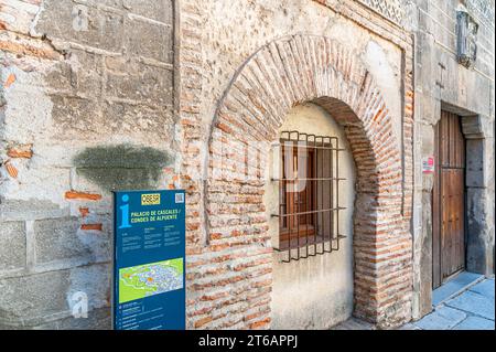 SEGOVIA, SPANIEN - 14. AUGUST 2022: Tafel mit touristischen Informationen vor dem Cascales Palast, einem Denkmal in der mittelalterlichen Stadt Segovia, Castilla Stockfoto