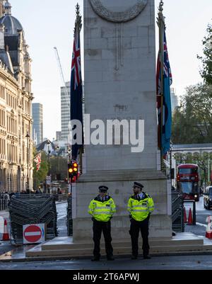 London, Großbritannien. November 2023. Die Metropolitan Police bewacht das Cenotaph in Whitehall London UK Credit: Ian Davidson/Alamy Live News Stockfoto