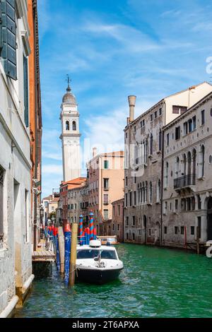 Wasserkanal mit Blick auf den schiefen Glockenturm im Stadtzentrum von Venedig, Italien. Stockfoto