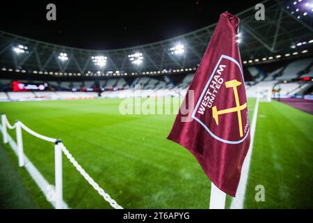 London, Großbritannien. November 2023. Eine allgemeine Ansicht der Eckflagge von West Ham united vor dem Start während des Spiels West Ham United FC gegen Olympiakos FC UEFA Europa League Group A im London Stadium, London, England, Vereinigtes Königreich am 9. November 2023 Credit: Every Second Media/Alamy Live News Stockfoto