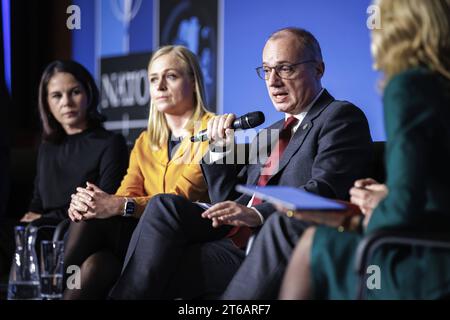 Opening Panel zum Thema: Halfway to Washington DC: Integration politischer, technischer und militärischer Anstrengungen zur Stärkung des Beitrags des Cybers zu unserer globalen Abschreckungs- und Verteidigungshaltung mit hier im Bild L-R: Annalena Baerbock, Bundesaussenministerin, Elina Valtonen, Aussenministerin von Finnland, Igli Hasani, Aussenminister von Albanien, im Rahmen der Eroeffnung der NATO Cyberkonferenz im Auswaertigen Amt in Berlin, 09.11.2023. Berlin Deutschland *** Eröffnungsgremium zur Halbzeit bis Washington DC, das politische, technische und militärische Anstrengungen zur Stärkung des Beitrags des Cyber zu diesem Thema integriert Stockfoto