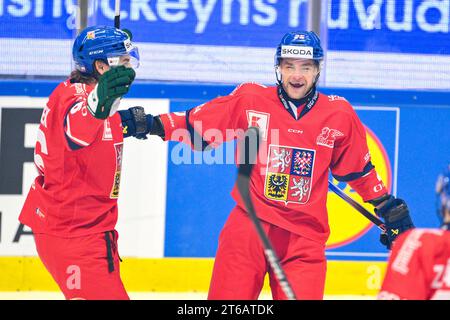 Vaxjo, Schweden. November 2023. Radan Lenc (R) aus Tschechien feiert das Eröffnungstreffer während des Eishockeyspiels der Euro Hockey Tour Karjala Tournament Gruppe H zwischen Schweden und Tschechien in der Vida Arena in Vaxjo, Schweden, am 09. November 2023.Foto: Mikael Fritzon/TT/kod 62360 Credit: TT News Agency/Alamy Live News Stockfoto