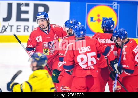 Vaxjo, Schweden. November 2023. David Tomasek (L) aus Tschechien feiert am 09. November 2023 in der Vida Arena in Vaxjo, Schweden, ein Tor während des Eishockeyspiels der Euro Hockey Tour Karjala Tournament Gruppe H zwischen Schweden und Tschechien.Foto: Mikael Fritzon/TT/kod 62360 Credit: TT News Agency/Alamy Live News Stockfoto