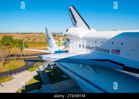 Space Shuttle montiert auf einem Boeing 747 Shuttle Carrier Flugzeug auf der Independence Plaza im Johnson Space Center in der Stadt Houston, Texas TX, USA. Stockfoto