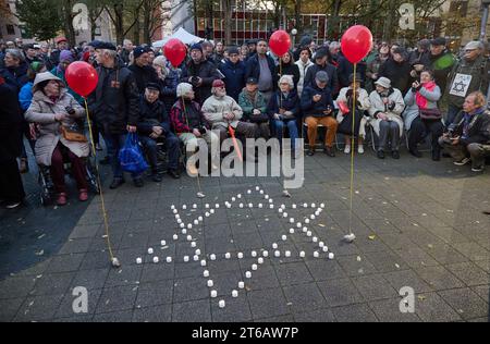 Hamburg, Deutschland. November 2023. Teilnehmer einer Gedenkveranstaltung zum 85. Jahrestag der Pogromnacht am 9. November haben sich auf dem Joseph-Carlebach-Platz versammelt. In der Nacht vom 9. Auf den 10. November 1938 brannten die Nazis Synagogen in ganz Deutschland nieder, misshandelten Juden und verwüsteten ihre Häuser und Geschäfte. Die Pogromnacht war der Auftakt zur systematischen Vernichtung der jüdischen Bevölkerung im Nationalsozialismus. Quelle: Georg Wendt/dpa/Alamy Live News Stockfoto