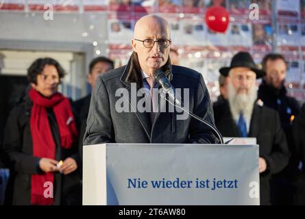 Hamburg, Deutschland. November 2023. Peter Tschentscher (SPD), erster Bürgermeister von Hamburg, spricht während der Gedenkfeier zum 85. Jahrestag der Pogromnacht vom 9. November auf dem Joseph-Carlebach-Platz. In der Nacht vom 9. Auf den 10. November 1938 brannten die Nazis Synagogen in ganz Deutschland nieder, misshandelten Juden und verwüsteten ihre Häuser und Geschäfte. Die Pogromnacht war der Auftakt zur systematischen Vernichtung der jüdischen Bevölkerung im Nationalsozialismus. Quelle: Georg Wendt/dpa/Alamy Live News Stockfoto