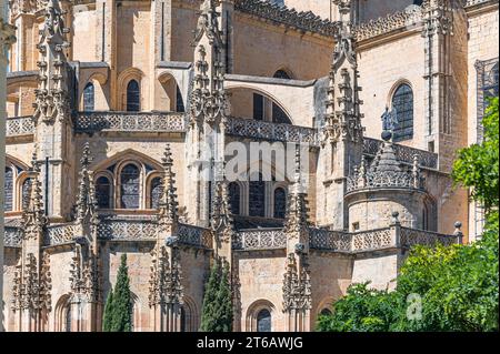 Architektonische Einrichtung der Kathedrale von Segovia, Spanien, erbaut zwischen dem 16. Und 18. Jahrhundert, im gotischen Stil mit einigen Renaissance-Elementen Stockfoto