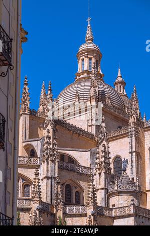 Blick auf die Kathedrale von Segovia, Spanien, erbaut zwischen dem 16. Und 18. Jahrhundert, im gotischen Stil mit einigen Renaissance-Elementen Stockfoto