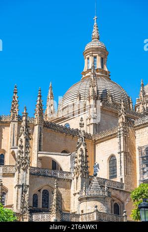 Blick auf die Kathedrale von Segovia, Spanien, erbaut zwischen dem 16. Und 18. Jahrhundert, im gotischen Stil mit einigen Renaissance-Elementen Stockfoto