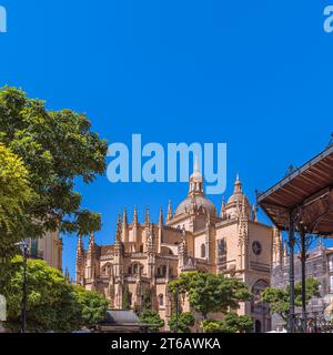 Blick auf die Kathedrale von Segovia, Spanien, erbaut zwischen dem 16. Und 18. Jahrhundert, im gotischen Stil mit einigen Renaissance-Elementen Stockfoto