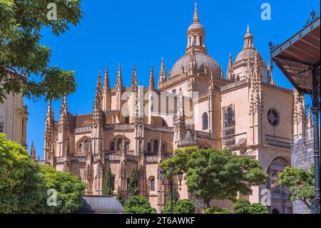 Blick auf die Kathedrale von Segovia, Spanien, erbaut zwischen dem 16. Und 18. Jahrhundert, im gotischen Stil mit einigen Renaissance-Elementen Stockfoto