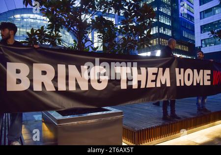 London, England, Großbritannien. November 2023. Pro-israelische Demonstranten versammelten sich vor den Büros des britischen Roten Kreuzes und forderten die Organisation auf, israelische Geiseln zu besuchen, die von der Hamas in Gaza festgehalten werden. (Kreditbild: © Vuk Valcic/ZUMA Press Wire) NUR REDAKTIONELLE VERWENDUNG! Nicht für kommerzielle ZWECKE! Stockfoto