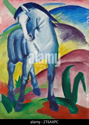 Titel: Blaues Pferd Künstler: Franz Marc (1880-1916) / deutscher Ort: Stadtische Galerie im Lenbachhaus, München Medium: Öl auf Leinwand Datum: 1911 n. Chr. (20. N. Chr.) Maße: 112,5 x 84,5 cm Stockfoto