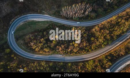 Fahrt mit dem Auto auf dem Tresibaba Gebirge aus der Vogelperspektive am Herbsttag in der Nähe von Knjazevac Serbien von oben nach unten Stockfoto