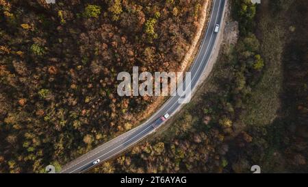 Lkw-Fahrt auf dem Tresibaba Gebirge Natur aus der Vogelperspektive am Herbsttag in der Nähe von Knjazevac Serbien von oben nach unten Stockfoto