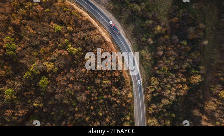 Lkw-Fahrt auf dem Tresibaba Gebirge Natur aus der Vogelperspektive am Herbsttag in der Nähe von Knjazevac Serbien von oben nach unten Stockfoto