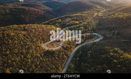 Lkw-Fahrt auf dem Tresibaba Gebirge Natur aus der Vogelperspektive am Herbsttag in der Nähe von Knjazevac Serbien von oben nach unten Stockfoto