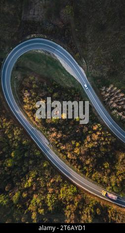 Lkw-Fahrt auf dem Tresibaba Gebirge Natur aus der Vogelperspektive am Herbsttag in der Nähe von Knjazevac Serbien von oben nach unten Stockfoto