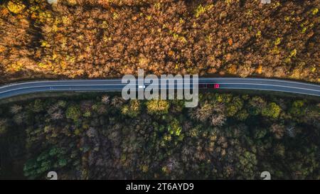 Lkw-Fahrt auf dem Tresibaba Gebirge Natur aus der Vogelperspektive am Herbsttag in der Nähe von Knjazevac Serbien von oben nach unten Stockfoto