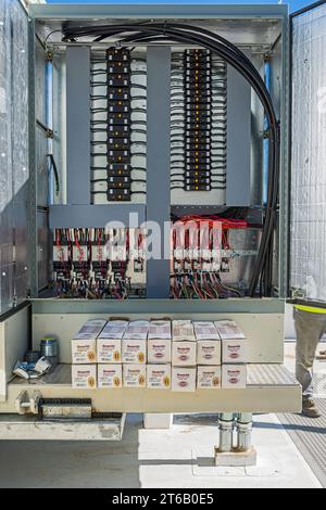 Offene elektrische Schalttafel für die Kompressortafel auf dem Dach eines im Bau befindlichen Kühllagergebäudes (Industriekühlung). Stockfoto