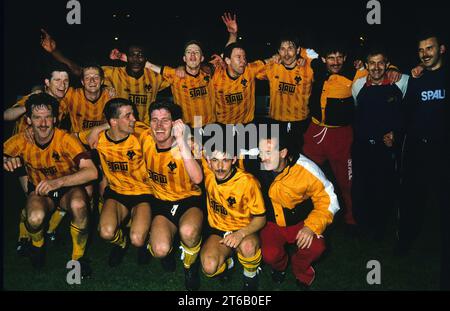 Wölfe feiern Beförderung im Mai 1988. Front Alistair Robertson, Steve Bull, Micky Holmes, Andy Thompson, Nigel Vaughan. Hintere Reihe Andy Mutch, Keith Downing, Floyd Streete, Phil Robinson, Gary Bellamy, Jackie Gallagher, Barry Powell, Paul Darby. Stockfoto