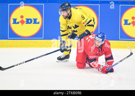 Vaxjo, Schweden. November 2023. Der schwedische Oscar Fantenberg (L) und der tschechische Republi Ondrej Kovarcik im Einsatz während des Eishockeyspiels der Euro Hockey Tour Karjala Tournament Gruppe H zwischen Schweden und Tschechien in der Vida Arena in Vaxjo, Schweden, am 09. November 2023.Foto: Mikael Fritzon/TT/kod 62360 Credit: TT News Agency/Alamy Live News Stockfoto