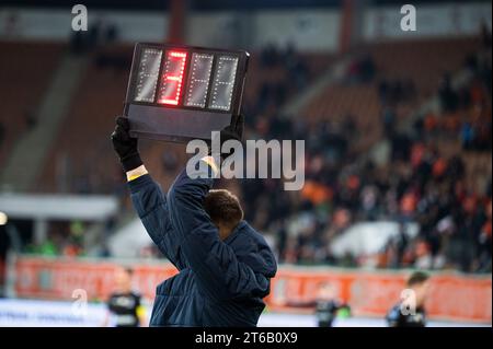 Der Schiedsrichter zeigt während des Fußballspiels 4 Minuten mehr Zeit. Stockfoto