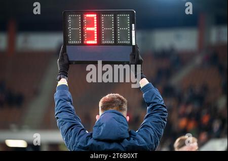 Der Schiedsrichter zeigt während des Fußballspiels 4 Minuten mehr Zeit. Stockfoto