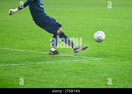 Fußballtorwart tritt den Ball. Die Beine des Spielers und der Ball während des Fußballspiels. Stockfoto