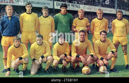 Wolverhampton Wanderers Team . 1968 hintere Reihe LtoR Stewart Ross, John Holsgrove, Dave Woodfield, Phil Parkes, Les Wilson, Derek Parkin und Mike Bailey. Front Dave Wagstaffe, Mike Kenning, Peter Knowles, Derek Dougan und Frank Wignall. Stockfoto