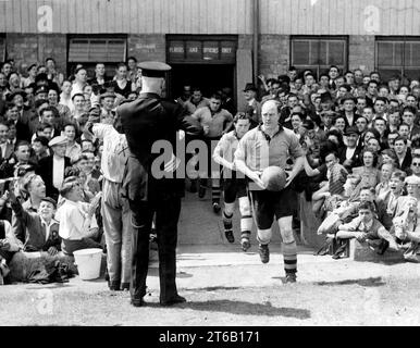 Der Kapitän der Wölfe Stan Cullis führt das Team zum letzten Mal im letzten Spiel der Saison in Molineux aus Stockfoto