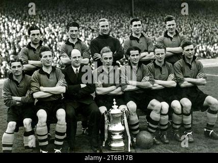 Wölves FA Cup Gewinner 1949. Hintere Reihe LtoR Billy Crook, Roy Pritchard, Bert Williams, Bill Shorthouse, Terry Springthorpe. Front Johnny Hancocks Sam Smyth, Stan Cullis, Billy Wright, Jesse Pye, Jimmy Dunn und Jimmy Mullen. Stockfoto