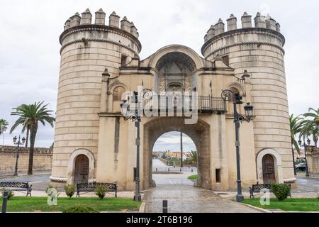 Tor der Palmen. Es ist eines der emblematischsten und am besten erhaltenen Denkmäler von Badajoz. Sie kommuniziert mit der Palmenbrücke. Stockfoto