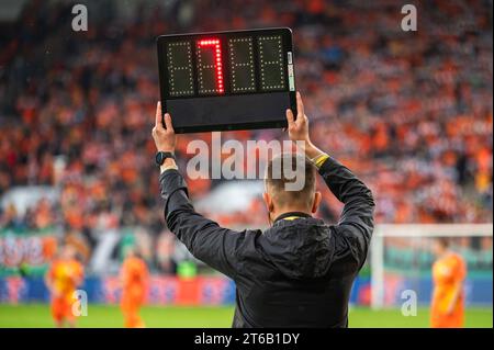 Technischer Schiedsrichter zeigt zusätzliche Zeit während des Fußballspiels an. Stockfoto