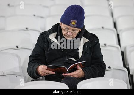 Ein Fan von West Ham United liest das Spieltagsprogramm während des UEFA Europa League Spiels West Ham United gegen Olympiakos FC im London Stadium, London, Großbritannien, 9. November 2023 (Foto: Mark Cosgrove/News Images) Stockfoto