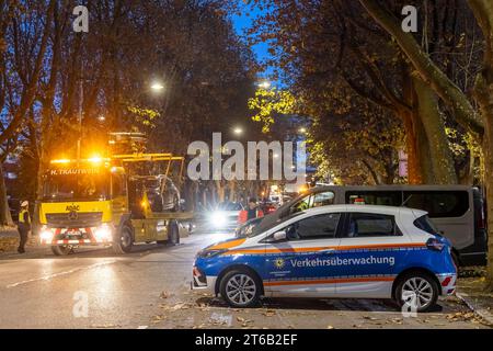 Abschleppwagen in der Mercedesstraße in Stuttgart. Das Ordnungsamt lässt abschleppen. // 08.11.2023: Stuttgart, Baden-Württemberg, Deutschland, Europa *** Abschleppwagen in der Mercedesstraße in Stuttgart die Behörde für öffentliche Ordnung lässt ihn abschleppen 08 11 2023 Stuttgart, Baden Württemberg, Deutschland, Europa Credit: Imago/Alamy Live News Stockfoto