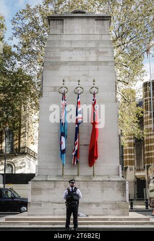 London, Großbritannien. November 2023. Ein Metropolitan Police Officer steht neben dem Cenotaph in Whitehall und sichert das Gelände. Erhöhte Sicherheit und eine sichtbarere Präsenz der Met Police vor dem Remembrance Weekend. Quelle: Imageplotter/Alamy Live News Stockfoto