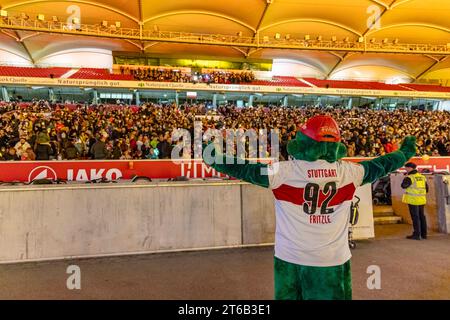 Laternenumzug statt Martinsumzug in Stuttgart. VfB-Maskottchen Fritzle. 7500 Menschen beim Umzug vom Mercedes Museum ins Stadion des VfB Stuttgart. Kommerzieller Laternenumzug, ohne christlichen Bezug, veranstaltet unter anderem von Mercedes und dem VfB Stuttgart. // 08.11.2023: Stuttgart, Baden-Württemberg, Deutschland, Europa *** Laternenparade statt St. Martins-Tagesparade in Stuttgart VfB-Maskottchen Fritzle nach Angaben der Polizei nahmen 7500 Personen an der Parade vom Mercedes-Museum zum VfB-Stadion Stuttgart-Handelslaternen-Parade Teil Stockfoto