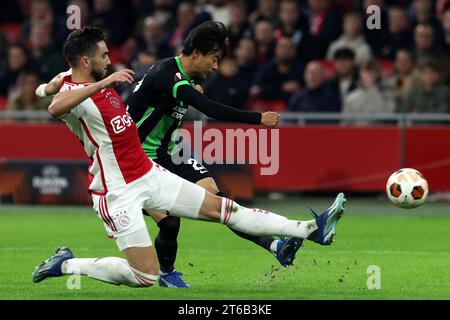 Amsterdam, Niederlande. November 2023. Josip Sutalo (37 Ajax) kämpft gegen Karou Mitoma (22 Brighton) während des Fußballspiels der UEFA Europa League zwischen Ajax und Brighton in der Johan Cruyff Arena in Amsterdam, Niederlande. (James Whitehead/SPP) Credit: SPP Sport Press Photo. /Alamy Live News Stockfoto