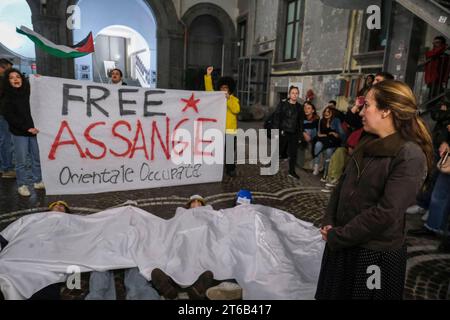 Italien: FreeAssange, Stella Moris in Neapel Ich danke allen Studenten, die hier sind, um für die Wahrheit zu kämpfen, denn Krieg tötet auch die Wahrheit. Dies sagte Julian Assanges Frau Stella Moris, in einem Gespräch mit den Studenten, die seit mehreren Tagen die L Orientale Universität in Neapel besetzt haben, um ihre Nähe zum palästinensischen Volk zu zeigen. Assanges Frau ist in der Hauptstadt Kampaniens, wo sie morgen die Ehrenbürgerschaft erhält, die die Gemeinde ihrem in Großbritannien inhaftierten Mann verliehen hat. DSCF1208 Copyright: XAntonioxBalascox Stockfoto