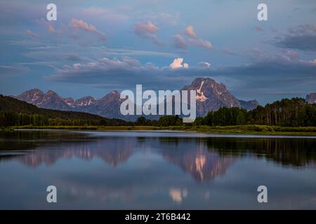 WY05678-00...WYOMING - Mount Moran spiegelt sich im stillen Wasser des Snake River bei Sonnenaufgang im Grand Teton National Park. Stockfoto