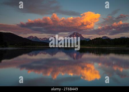 WY05680-00...WYOMING - Mount Moran spiegelt sich im stillen Wasser des Snake River bei Sonnenaufgang im Grand Teton National Park. Stockfoto