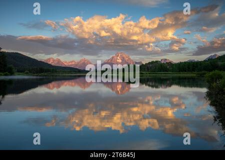 WY05683-00...WYOMING - Mount Moran spiegelt sich im stillen Wasser des Snake River bei Sonnenaufgang im Grand Teton National Park. Stockfoto