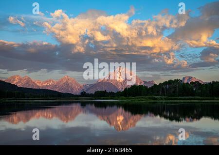 WY05684-00...WYOMING - Mount Moran spiegelt sich im stillen Wasser des Snake River bei Sonnenaufgang im Grand Teton National Park. Stockfoto