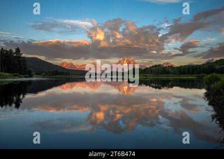 WY05685-00...WYOMING - Mount Moran spiegelt sich im stillen Wasser des Snake River bei Sonnenaufgang im Grand Teton National Park. Stockfoto