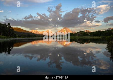 WY0568-00...WYOMING - Mount Moran und Wolken spiegeln sich im stillen Wasser des Snake River bei Sonnenaufgang im Grand Teton National Park. Stockfoto