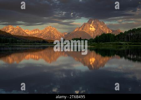 WY0568-00...WYOMING - Mount Moran und Wolken, die sich am frühen Morgen im Grand Teton National Park im stillen Wasser des Snake River spiegeln. Stockfoto