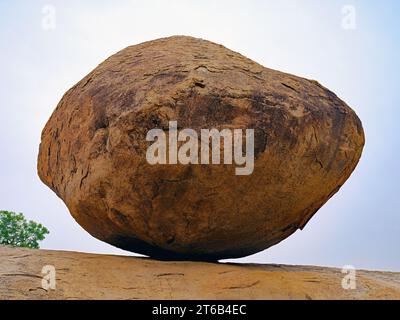 Krishnas Butterball, ein gigantischer, ausgleichender Felsen in mahabalipuram, ein UNESCO-Weltkulturerbe Stockfoto