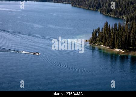 WY05695-00...WYOMING - Jenny Lake Shuttleboot, das an der Westseite des Sees im Grand Teton National Park ankommt. Stockfoto